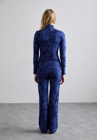 Stine Goya GATHERED LONG SLEEVE HIGH NECK COLLAR - Top s dlouhým rukávem - blue/multi-coloured