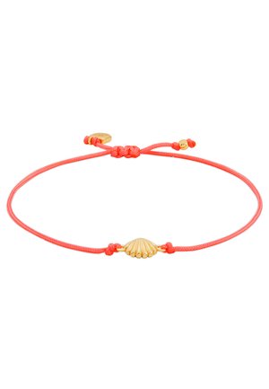 Bracelet réglable en cordon corail avec un petit pendentif coquillage doré au centre et des perles dorées près de la fermeture nouée.