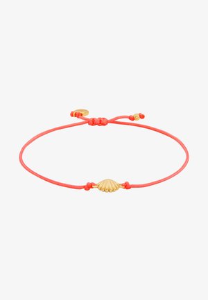 Bracelet réglable en cordon corail avec un petit pendentif coquillage doré au centre et des perles dorées près de la fermeture nouée.
