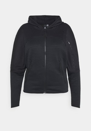 Černá mikina s kapucí na zip s žebrovanou texturou na přední části a rukávech, dvěma zipovanými kapsami na bocích a dlouhými rukávy.