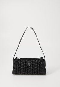 Sac à main en cuir noir avec une texture tressée, de forme rectangulaire et une fine bandoulière. Il dispose d'une fermeture zippée et d'un logo en relief sur le devant.