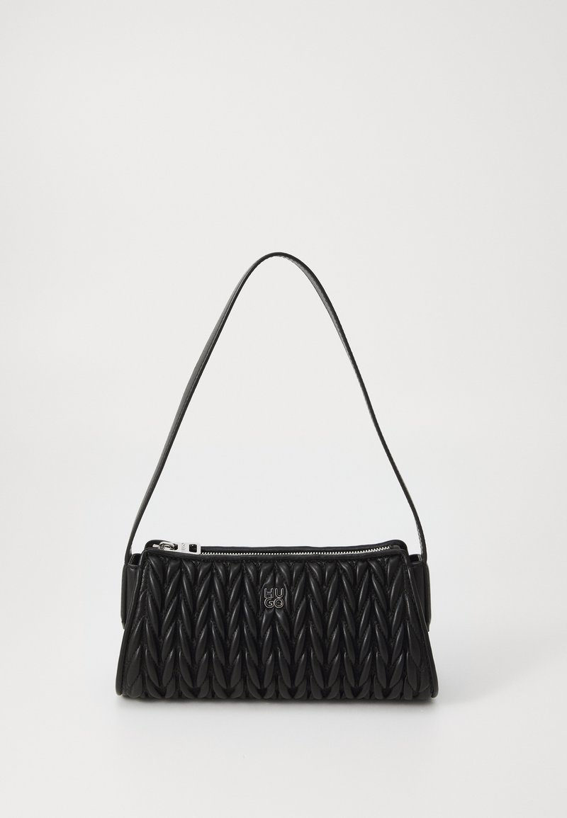 Sac à main en cuir noir avec une texture tressée, de forme rectangulaire et une fine bandoulière. Il dispose d'une fermeture zippée et d'un logo en relief sur le devant.