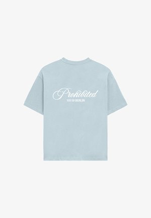 Šviesiai mėlynas medvilninis marškinėliai su trumpomis rankovėmis. Ant nugaros balta rašytinė ir blokinė šriftu spausdinta "Uždrausta" ir "10119 BERLYNAS".