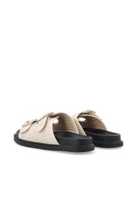 Skidsandaler med en texturerad cremefärgad ovandel, stora dekorativa detaljer och svarta gummisulor; öppen baksida för enkel påtagning.