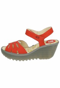 Rode lederen wedge sandalen met uitsnijdingen, grijze tekstuurzool en verstelbare enkelriem. Geprint voetbed zichtbaar.