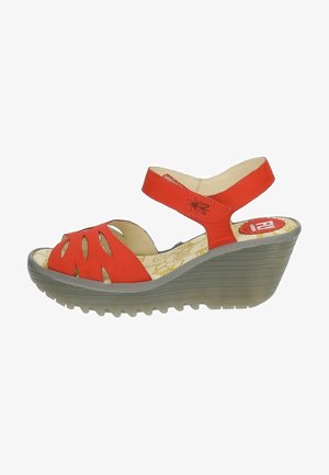 Sandali con zeppa rossi in pelle con design a fessure, suola grigia texturizzata e cinturino alla caviglia regolabile. Soletta stampata visibile.