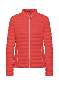 Chaqueta acolchada roja con un cuello alto, costuras horizontales y cierre frontal con cremallera. Presenta dos bolsillos laterales con accesorios de hardware plateados.