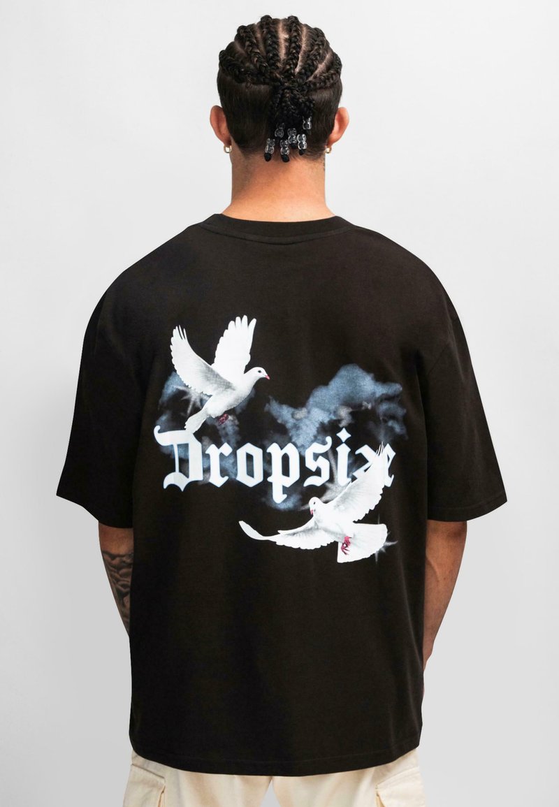 Schwarzes Baumwoll-T-Shirt mit weißen Taubengrafiken und "Dropsix"-Text auf der Rückseite, lockere Passform und Rundhalsausschnitt.