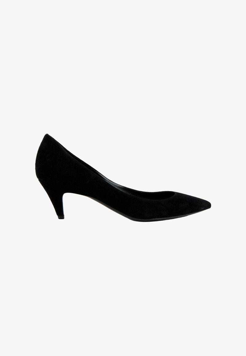 Escarpin en daim noir à petit talon, bout pointu et talon fin style kitten, présenté en vue latérale sur fond blanc.