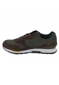 Sneaker da uomo con tomaia in tessuto verde oliva, dettagli in suede marrone, lacci marroni e una suola intermedia bianca con un dettaglio giallo. Suola in gomma piatta.