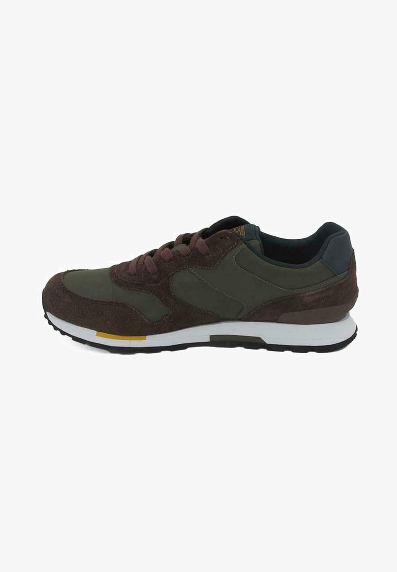 Sneaker da uomo con tomaia in tessuto verde oliva, dettagli in suede marrone, lacci marroni e una suola intermedia bianca con un dettaglio giallo. Suola in gomma piatta.