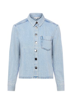 Veste en jean bleu clair à manches longues, boutons-pression argentés sur le devant, col pointu et une poche poitrine unique sur le côté gauche.