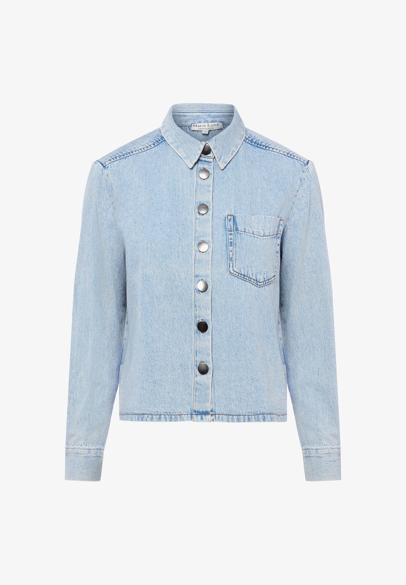 Hellblaue Jeansjacke mit langen Ärmeln, silbernen Druckknöpfen auf der Vorderseite, spitzem Kragen und einer einzigen Brusttasche auf der linken Seite.