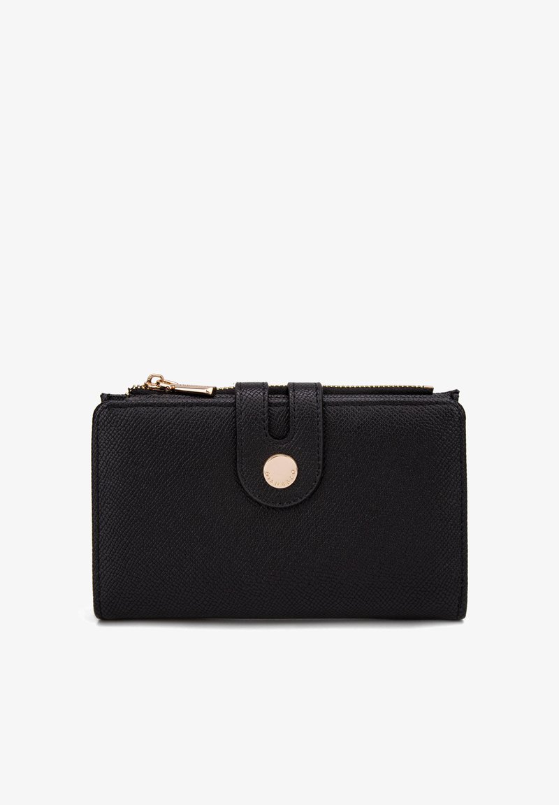 Zwarte portemonnee van textuur materiaal, met een goudkleurige drukknopen sluiting en rits, rechthoekige vorm met een gepolijste afwerking.