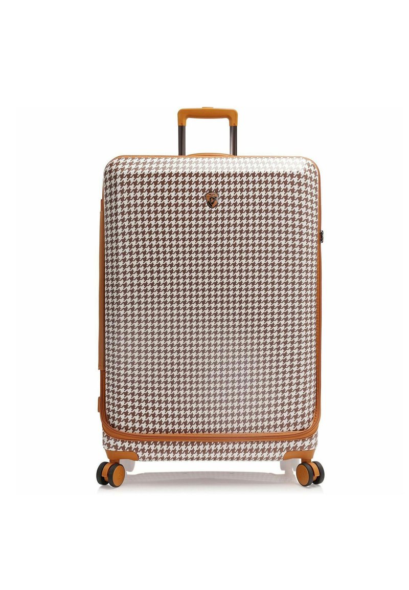 Maleta rígida con un patrón de espiga marrón y acentos naranjas. Cuenta con un asa retráctil y cuatro ruedas para mayor movilidad.
