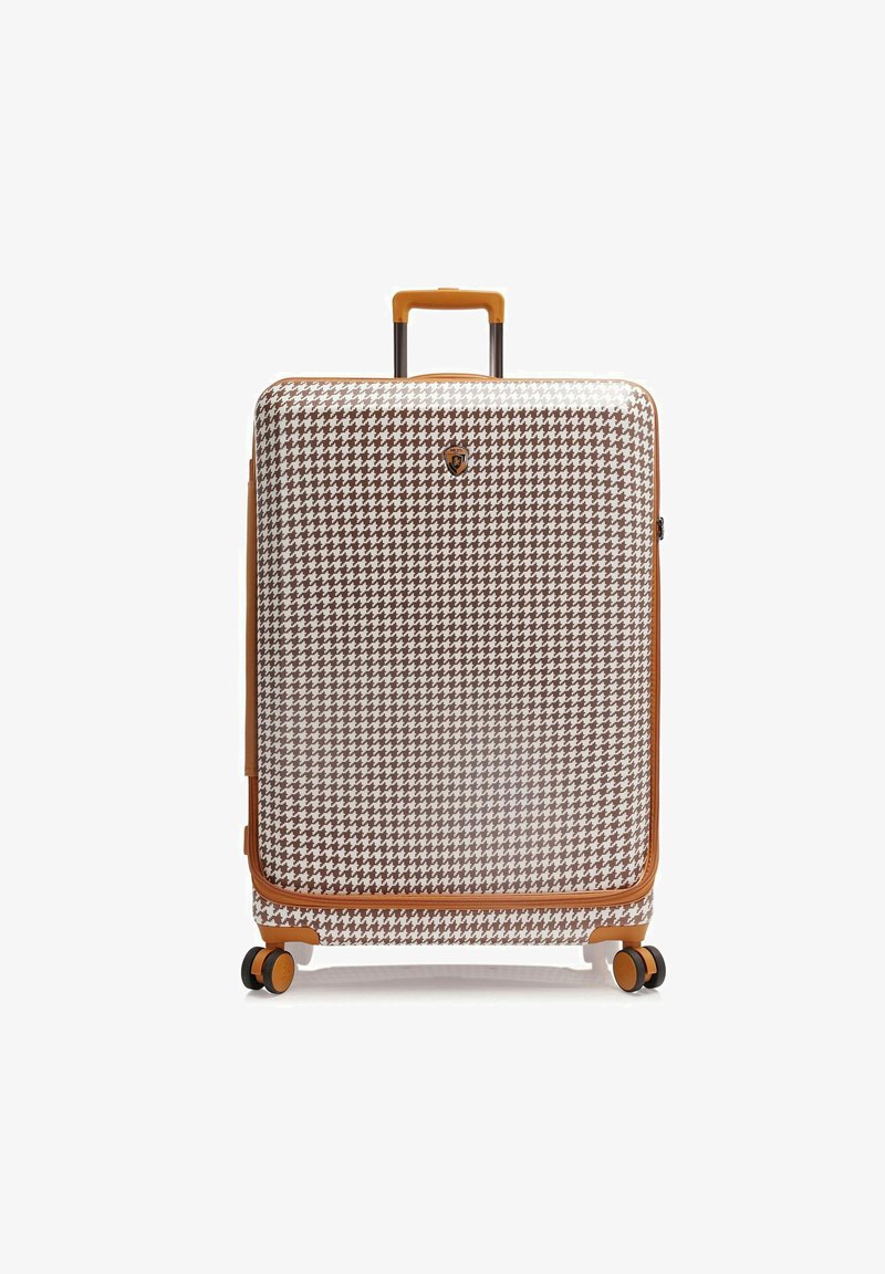 Maleta rígida con un patrón de espiga marrón y acentos naranjas. Cuenta con un asa retráctil y cuatro ruedas para mayor movilidad.