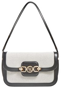 Sort-hvid håndtaske med en tekstureret stofkrop, læderdetaljer, guldhardware og en lås med et emblem og kædedetalje.