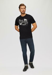 s.Oliver MIT PRINT - T-shirt print - schwarz