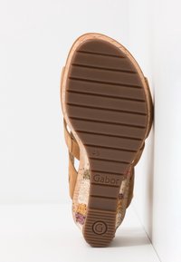 Sandały z korkowym obcasem, gumowa podeszwa marki "Gabor", rozmiar 4½, górna część z wielokolorowego plecionego materiału oraz brązowe paski na białym tle.