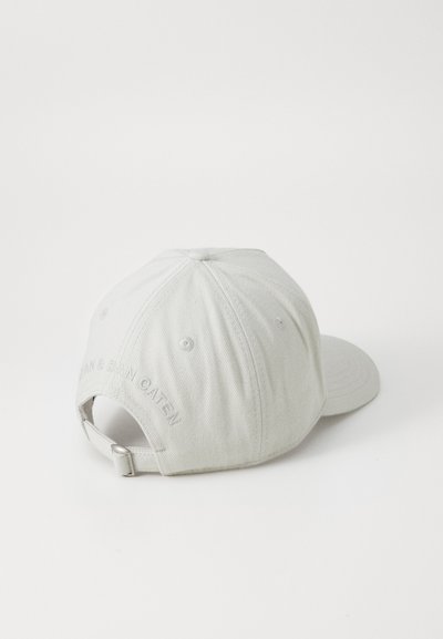 Grå baseballcap med et struktureret design, justerbar bagside rem og broderet tekst langs bagsiden. Lavet af slidstærkt stof.