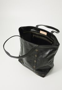 Svart läder tote-väska med dubbla handtag, guldfärgade ögla detaljer och ett inre zipfack märkt Vanessa Bruno, öppen topp.