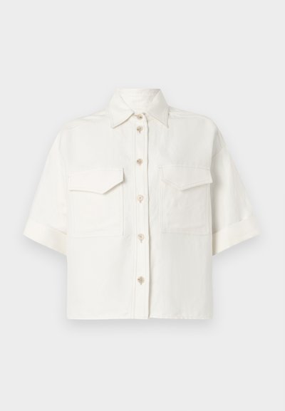 Κοντομάνικο λευκό πουκάμισο με κουμπιά, τσέπες στο στήθος, μυτερό γιακά και άνετη εφαρμογή. Κατασκευασμένο από ελαφρύ ύφασμα με απαλό υφή.