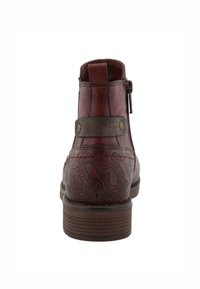 Burgundy nahka nilkkuri, jossa on teksturoitu pinta, koristeellinen kohokuvioitu kuvio, sivuvetoketju ja keskiruskea pinottu korko.
