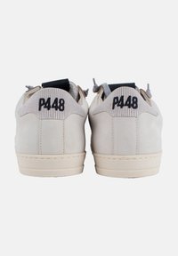 Zapatillas de ante beige con un respaldo texturizado, que cuentan con el logo negro de P448, cordones suaves y una suela de goma blanca. Diseño limpio y minimalista.
