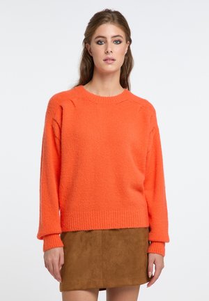 Heldere oranje gebreide trui met een ontspannen pasvorm, geribde manchetten en zoom, en een textuurstof. Draagt met een bruin suède minirok.