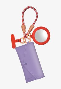 Lila Lederbrieftasche mit einem Knopfverschluss, rotem rundem Spiegel und einem geflochtenen Riemen mit orangefarbenen und mehrfarbigen Akzenten.