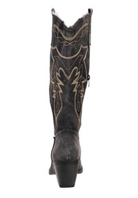 Czarne dżinsowe kowbojki z złotą haftem, spiczastym noskiem i niewielkim obcasem. Górna krawędź jest postarzona, prezentując teksturowane wykończenie.