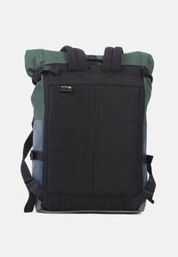 Ryggsäck med en svart nederdel, grön ovandel och blå sidodetaljer. Tillverkad av slitstarkt material med justerbara remmar och handtag på toppen.