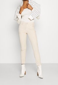 OPUS Tygbyxor - off-white