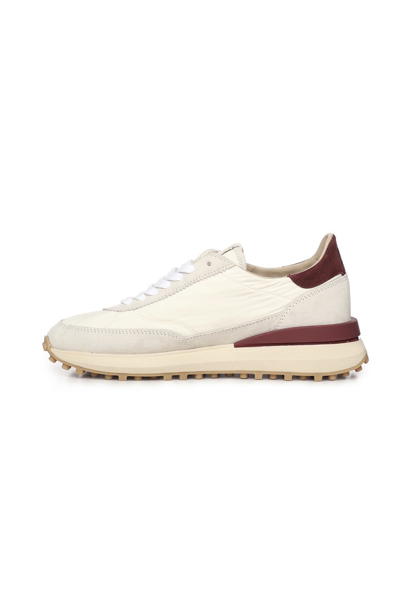 Zapatillas deportivas color crema claro con una parte superior texturizada, detalles de ante y un talón en granate. Presentan cordones blancos y una suela exterior gruesa de color beige.