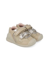 Scarpe per bambini beige con accenti argentati metallici, strap in velcro, dettagli testurizzati e suola in gomma testurizzata per la presa.