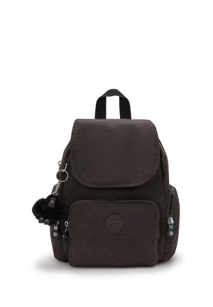 Mały czarny plecak z przednią klapką i kieszeniami na zamek, z czarnym pluszowym breloczkiem przymocowanym do lewej strony.