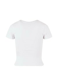 Camiseta blanca ajustada de manga corta con un escote redondo y textura suave. Sin patrones visibles ni detalles de hardware.