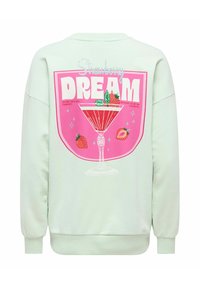 Sweat-shirt vert clair avec un graphisme rose d'un verre à cocktail rempli de fraises et le texte "Strawberry DREAM" au dos.