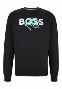 Sudadera negra con cuello redondo, que presenta un gran texto blanco "BOSS" y un diseño gráfico en azul claro. Puños y cintura acanalados.