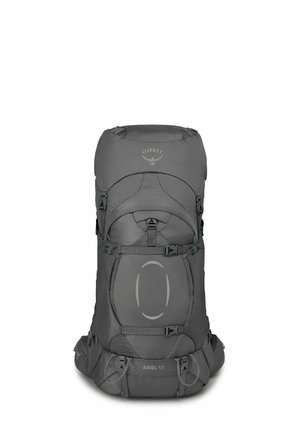 Zaino Osprey Ariel 55 di colore grigio scuro, dotato di spallacci regolabili, molteplici fibbie e una superficie in tessuto resistente con un design aerodinamico.