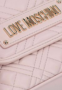 Love Moschino QUILTED UMHÄNGE - Borsa a tracolla - powder