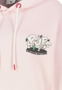 Roze hoodie gemaakt van zacht materiaal met een grafische print waarop de teksten "PUFF" en "EXPLODING EMOTIONS" staan, vergezeld van cartoonfiguren en sterren.