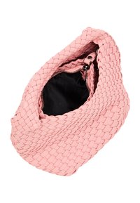 Rosa vävd handväska med en strukturerad yta, dragkedjestängning och svart foder. Formen är unik och asymmetrisk.