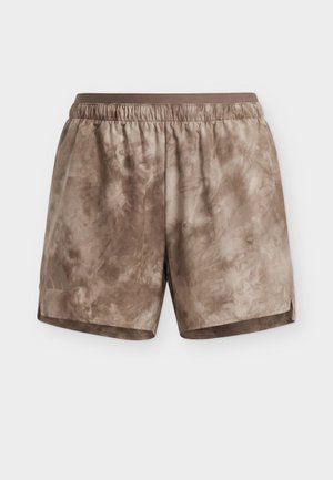 Shorts de sport marron à motif tie-dye avec taille élastique et logo discret sur la jambe gauche, affichés sur un fond uni.