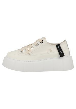 Lavtop off-white sneaker med tyk hvid platformsål, snørebånd foran med metaløjer og et sort stofmærke med teksten "NUUKII" nær hælen.