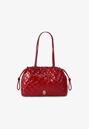 Czerwona torebka z lakierowanej skóry, pleciona, z marszczonym otworem na górze, dwoma ramiączkami i dekoracyjnym metalowym emblematem na przodzie.