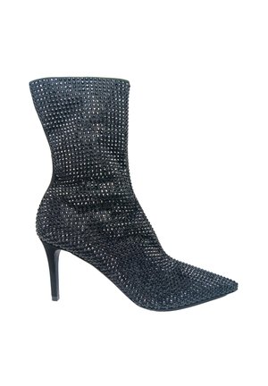 Czarny botek na wysokim obcasie, pokryty małymi, błyszczącymi cyrkoniami, z szpiczastym noskiem i smukłym obcasem.