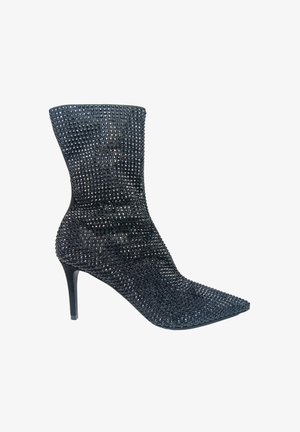 Bottine noire à talon haut, couverte de petits strass scintillants, avec un bout pointu et un talon fin.