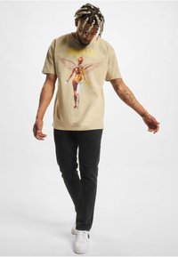 Upscale by Mister Tee IN UTERO OVERSIZE - Nyomott mintás póló - wet sand