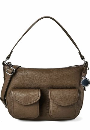 Borsa in pelle marrone strutturata con doppie tasche frontali, tracolla regolabile, chiusura con cerniera e ciondolo tondo argentato sul lato.